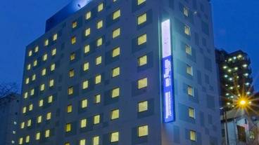 施設の正面 (日没後) / 1