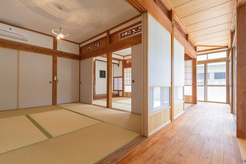 1.【水平線と朝陽の宿】潮風の吹き抜けるテラスと青く遠い水平線3547101