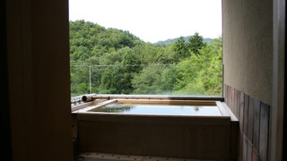 温泉掛流し露天風呂 囲まれた緑と夜空を望む 68平米 (月朧) 禁煙