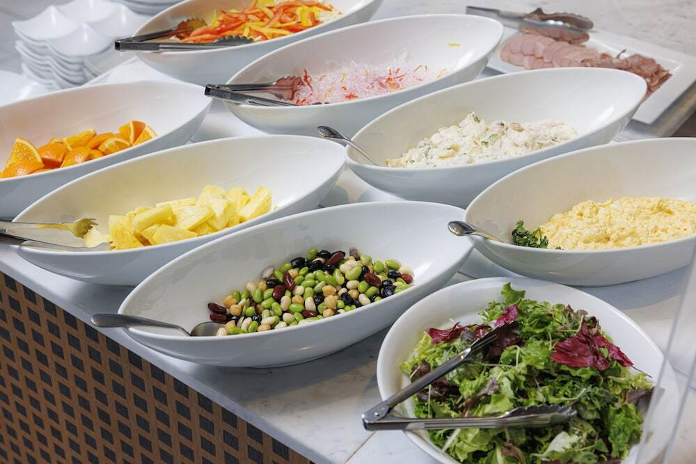 朝食のサラダやフルーツ類