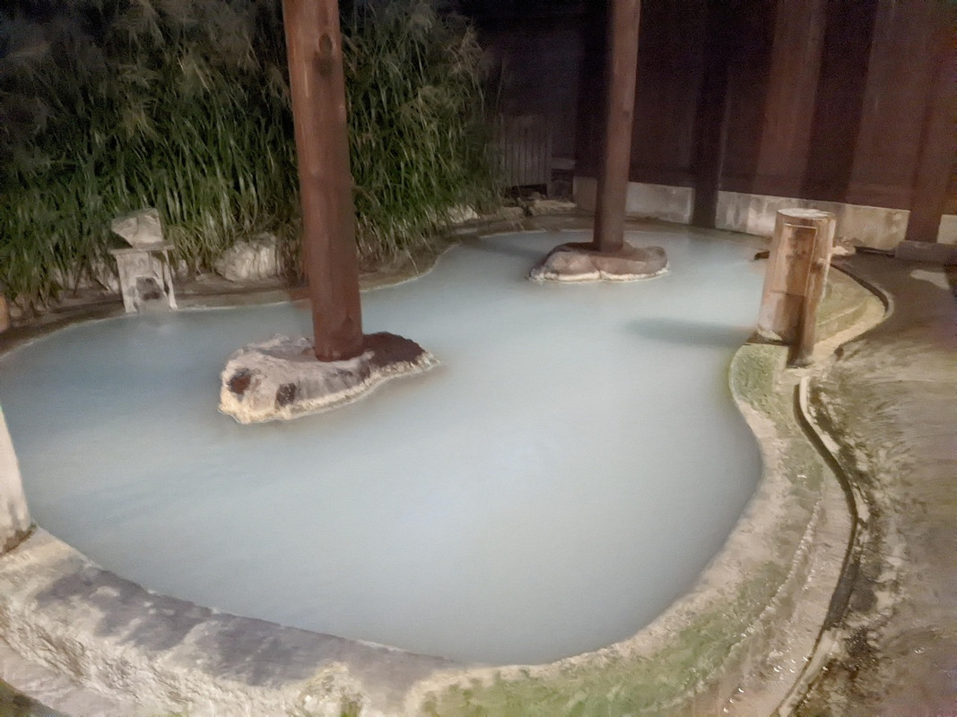 乳白色で独特な香りのするいいお湯です