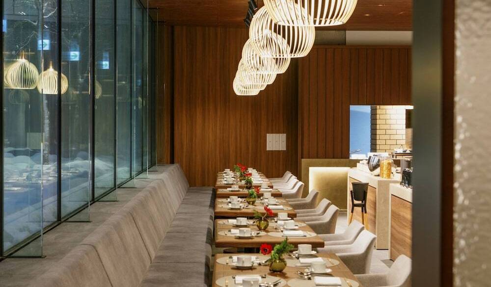 レストラン窓側席 / 3