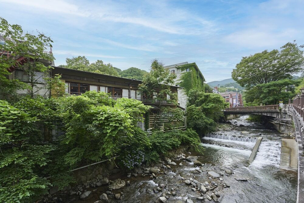 藤木川と宿外観