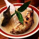 鮎が一匹ドーン！二子玉川「鮎ラーメン」は唯一無二の超人気店！