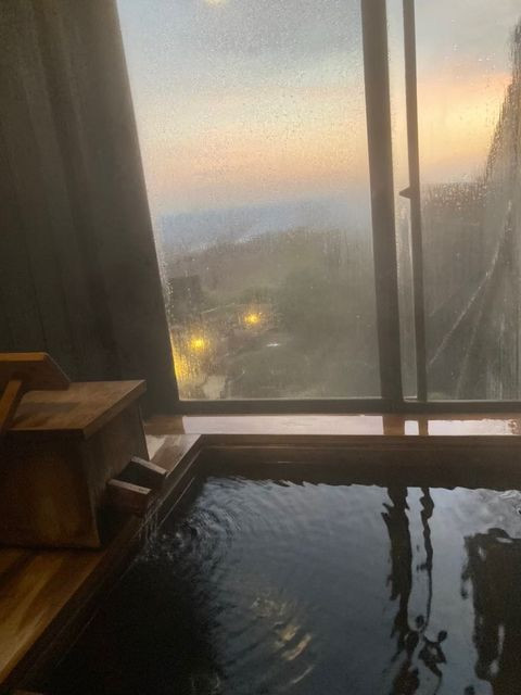 檜の内風呂は全室に完備。大きな窓があり、室内でも開放感◎。洗い場には、4つの水流で全身をケアするシャワーヘッド「リファ ファインバブルS」を採用。気持ち良くバスタイムを楽しめる / 1