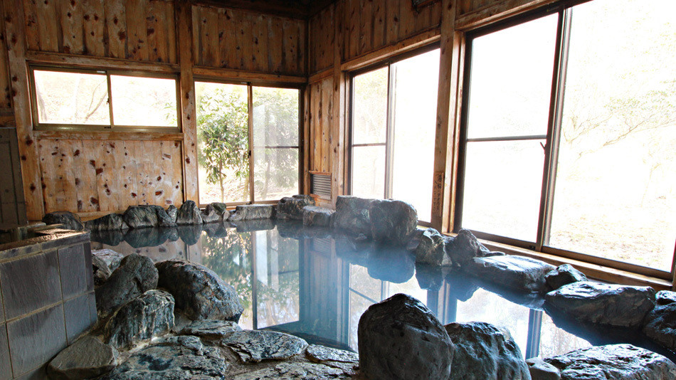 山あいの一軒宿で、温泉と四季の味を堪能4024385