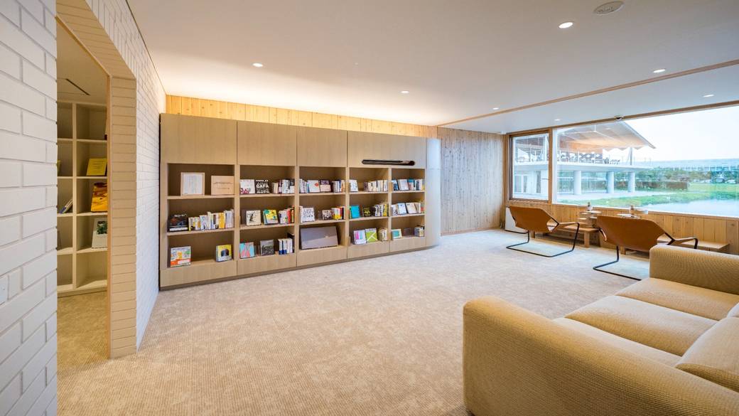 宿泊棟ライブラリー① / 4