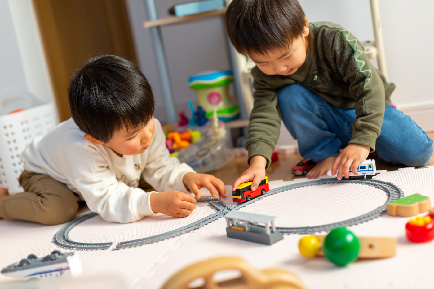 室内で遊んでいる子供　幼児