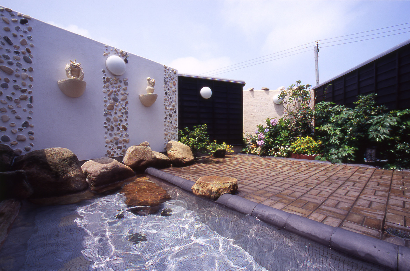 松並木ごしに日本海を望み、女将厳選のカニ尽くしコースで満腹に3361637