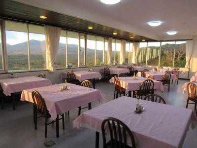 明るい食事処からも三原山の勇姿が見えます