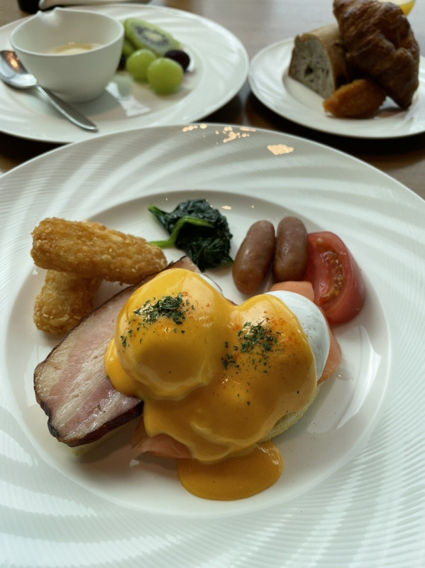 ビュッフェではないが、大満足の量。パンも美味しい。