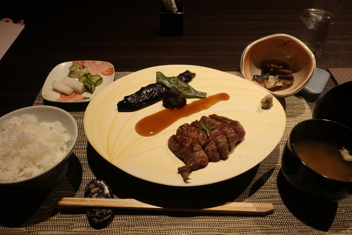 メイン料理の奈義牛ステーキ ♪