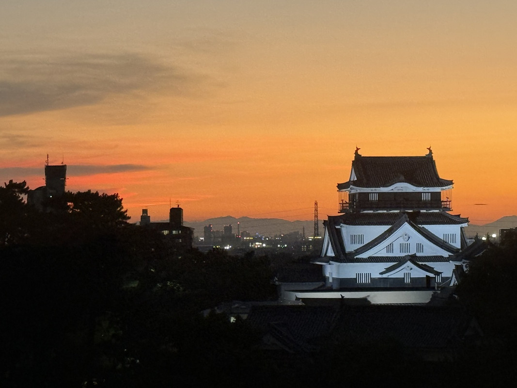 お部屋から見た夕暮れの岡崎城
