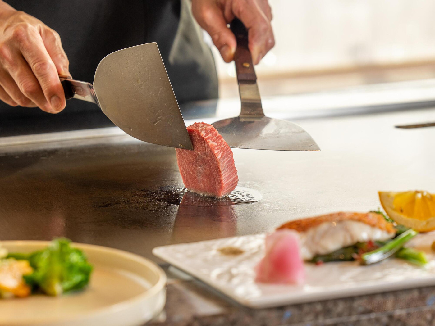 アツアツを2人で頬張って♪ライブ感あふれる鉄板焼き4375539