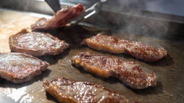 夕食／焼きたて牛ステーキ / 2