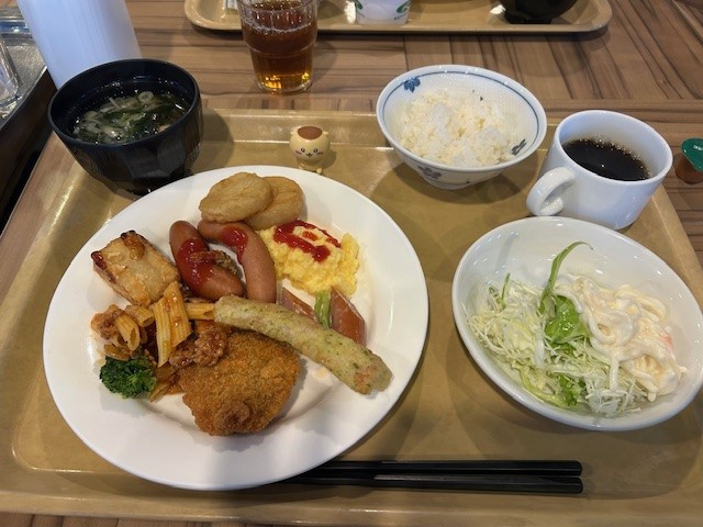 朝食は普通…