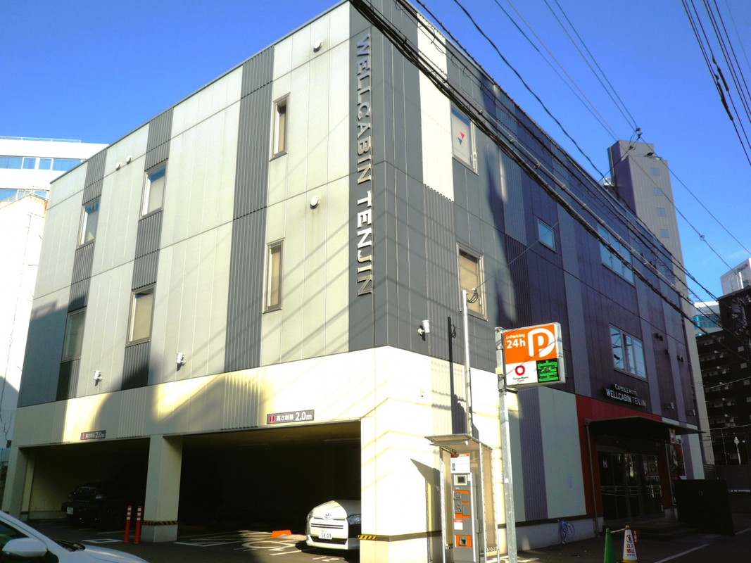 ３階建てのコンパクトな外観