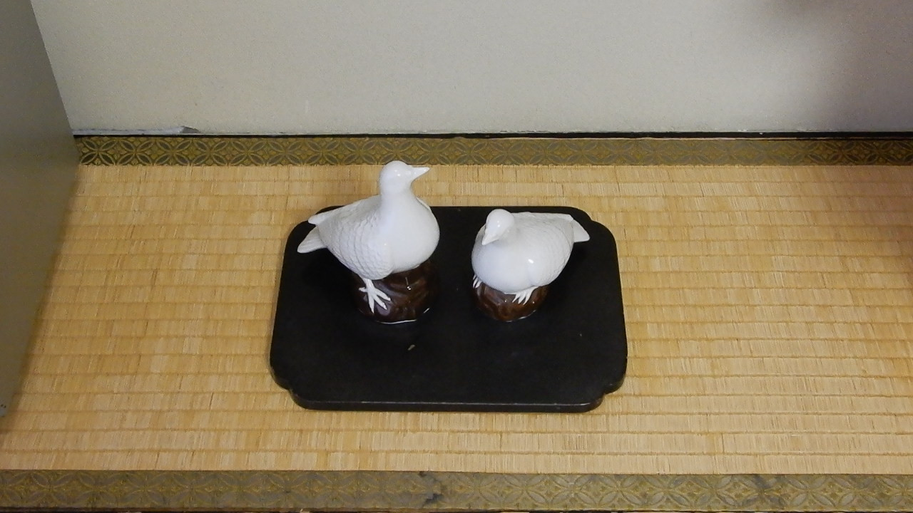 部屋に鎮座するハトの置物は必見です