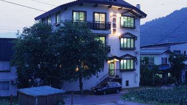 施設の正面 (日没後) / 2