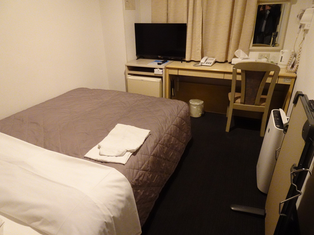 客室には空気清浄機のほかズボンプレッサーも