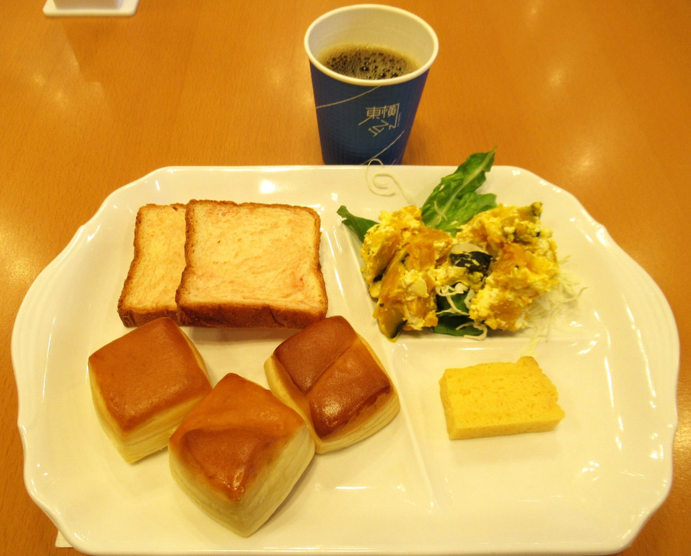 パン、カボチャサラダ、厚焼き玉子、コーヒー