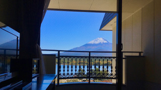 富士山と精進湖を一望! 洋室ツイン 16平米/バストイレ付 禁煙