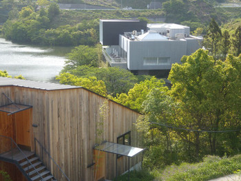 「TOBEオーベルジュリゾート」 外観 7836024 宿泊棟より湖畔のﾚｽﾄﾗﾝ棟を望む