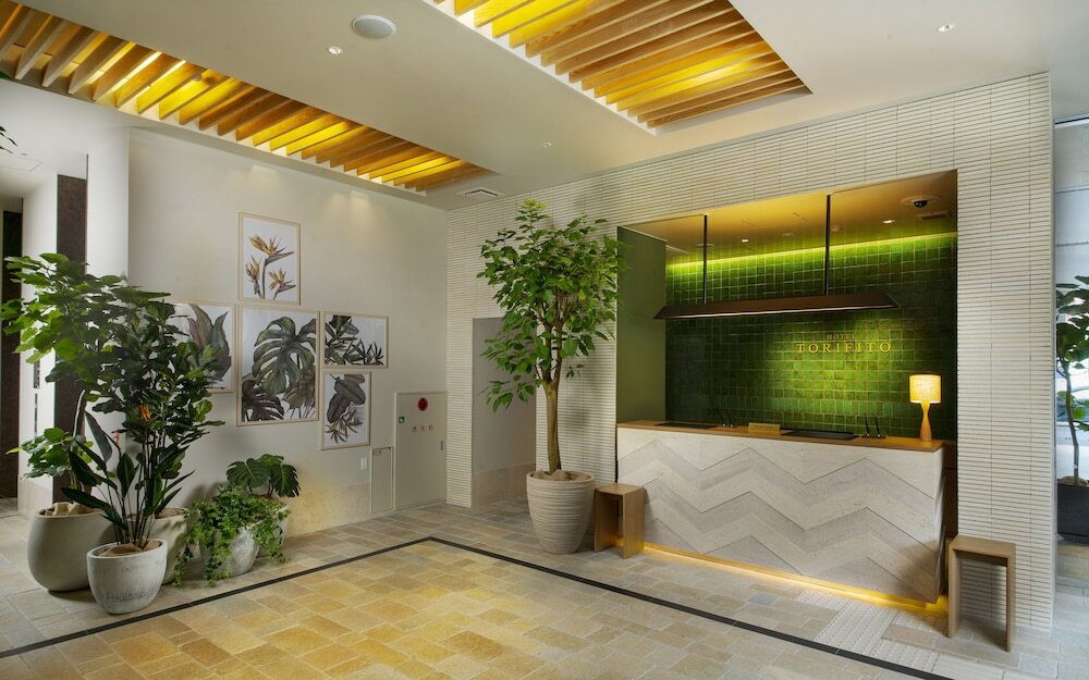 緑に囲まれたフロント