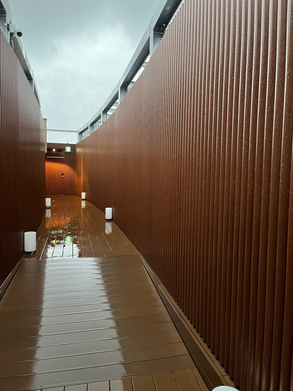 空庭テラスへの通路、雨の日は滑りやすいので注意