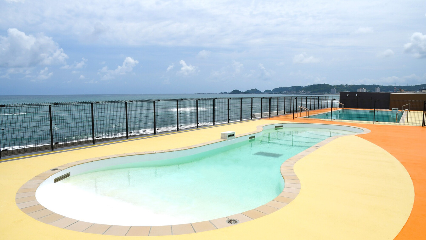 泳ぎの好きなワンちゃんはガーデンプールでストレス解消！3406426