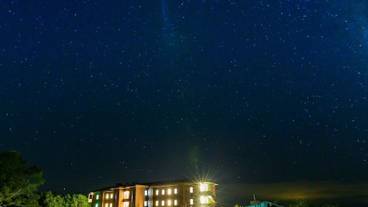 施設の正面 (日没後) / 2