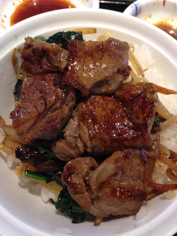 「肉屋の正直な食堂 新宿御苑店」料理 889671 最後は、もやし炒めの上にステーキ乗せてステーキ丼タレも選べて楽しいかも…