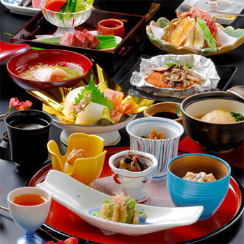 滝のほとりでのんびり過ごせる温泉宿4240123