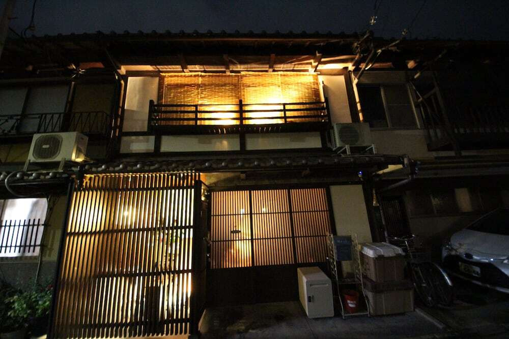 施設の正面 (日没後)