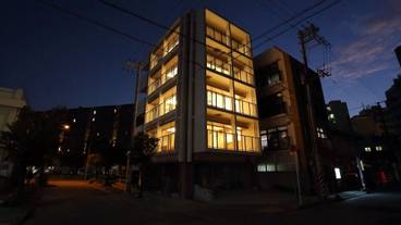 施設の正面 (日没後) / 3