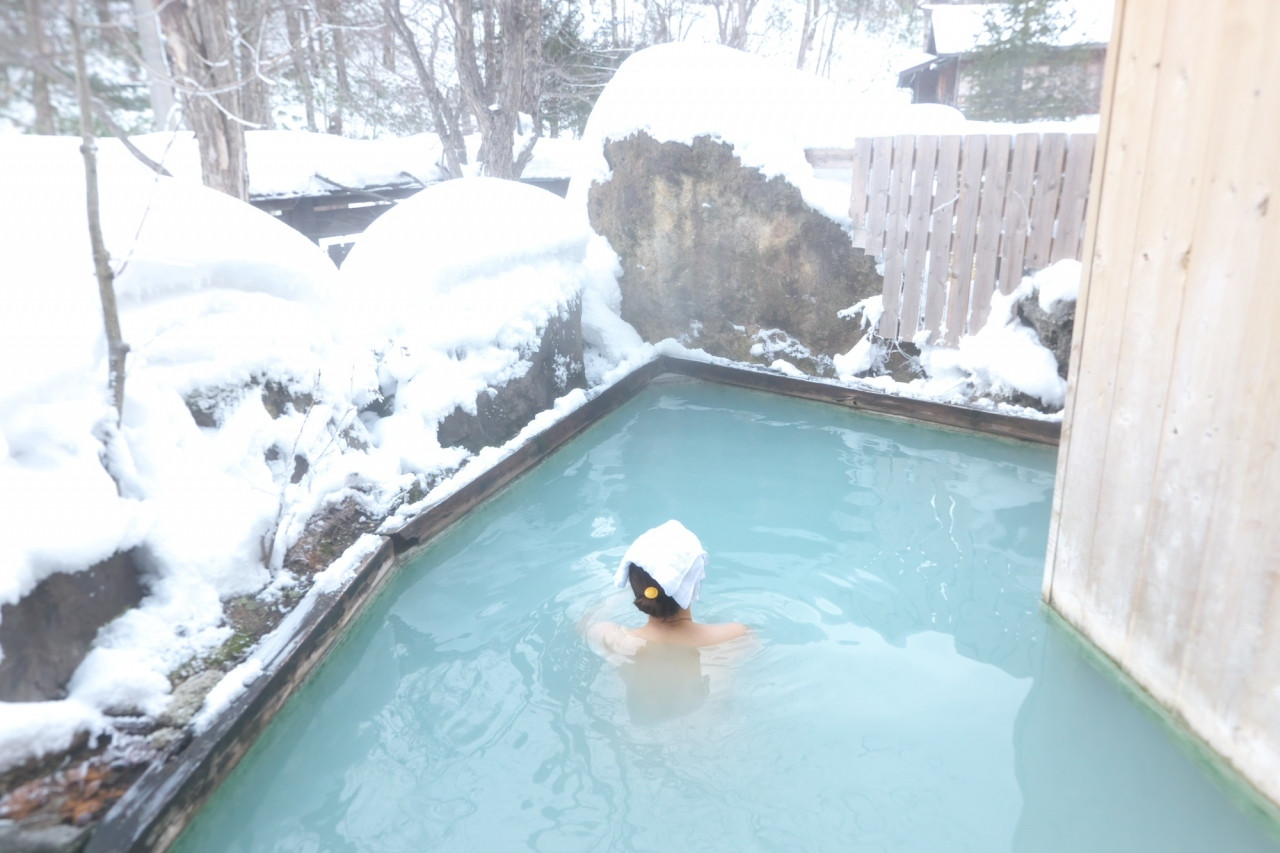 アットホームな宿で、エメラルドブルーの温泉にどっぷりと3380142