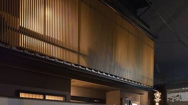 施設の正面 (日没後) / 2