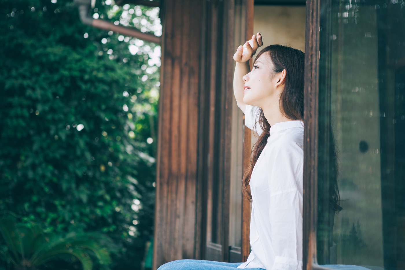 帰省してリラックスしている女性