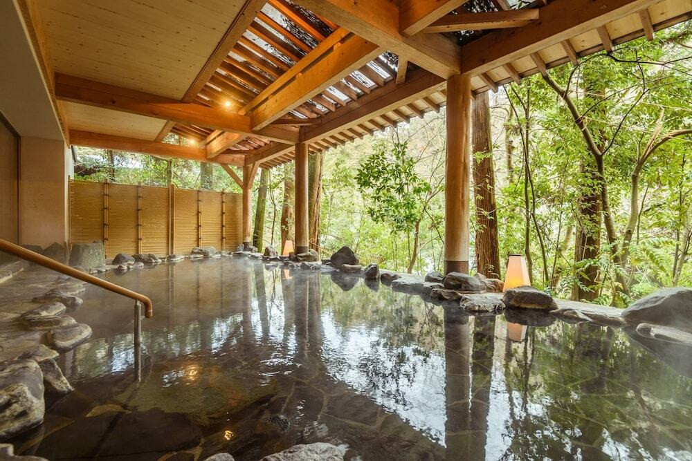 5.贅沢な会席料理と渓流美の露天風呂「白鷺湯たわらや/山中温泉」4244973