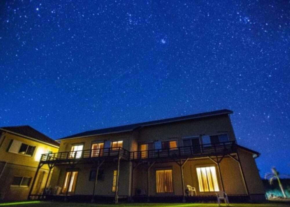 施設の正面 (日没後)