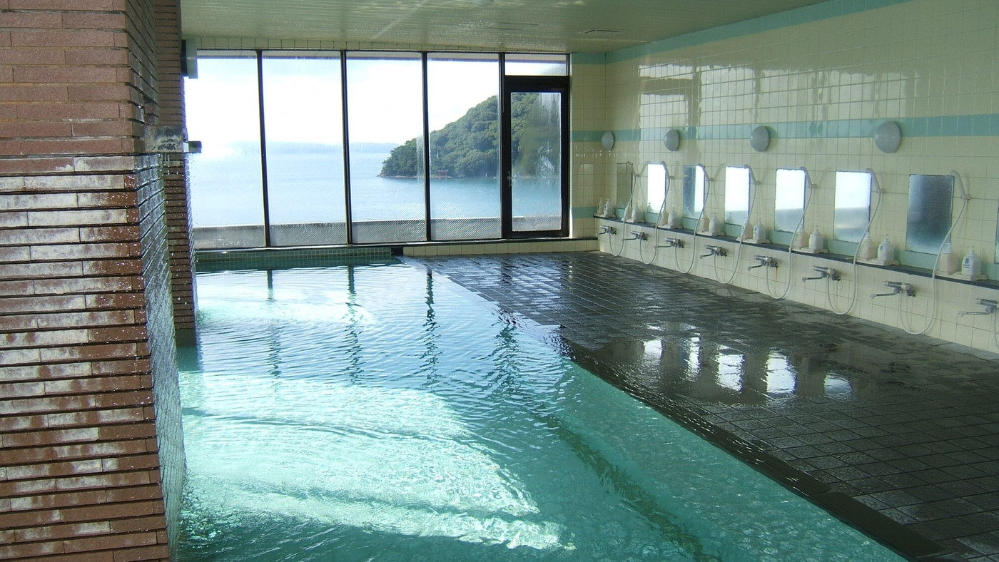 夕日を望める「渚(なぎさ)の湯」と寝湯ができる露天風呂「天の川」で温泉を満喫4038076