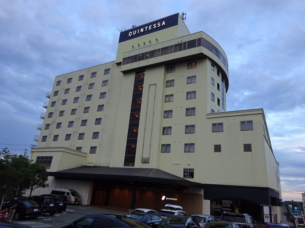 大通り沿いにあります