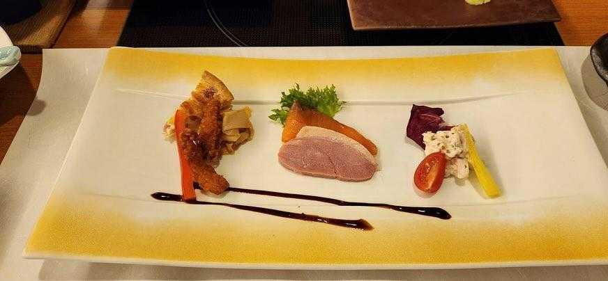 和風食事処で頂く創作膳は、特別感があり記念日などにも◎。なおレストランはペット同伴不可なので、愛犬用の食事は持参を / 1