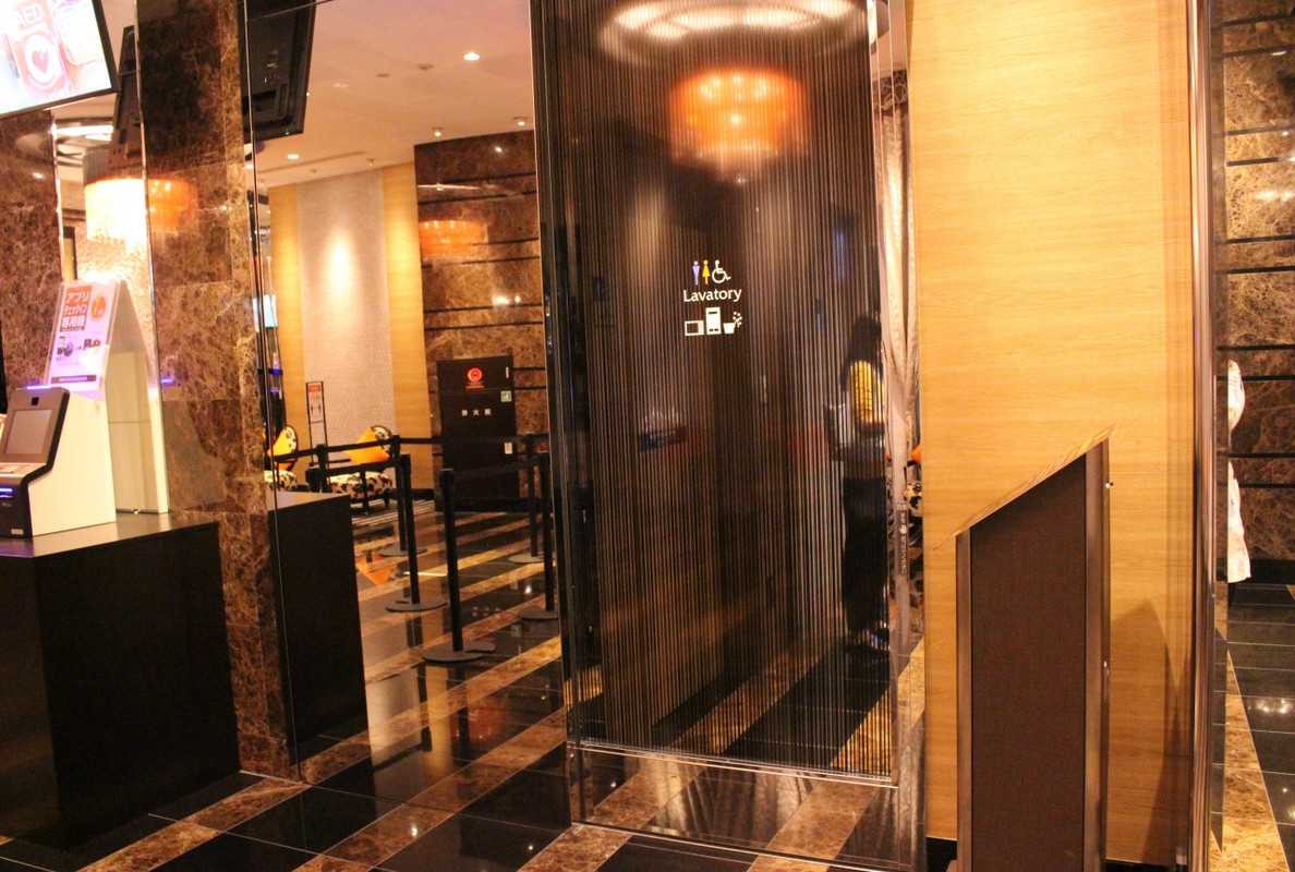 フロント横に入り口が