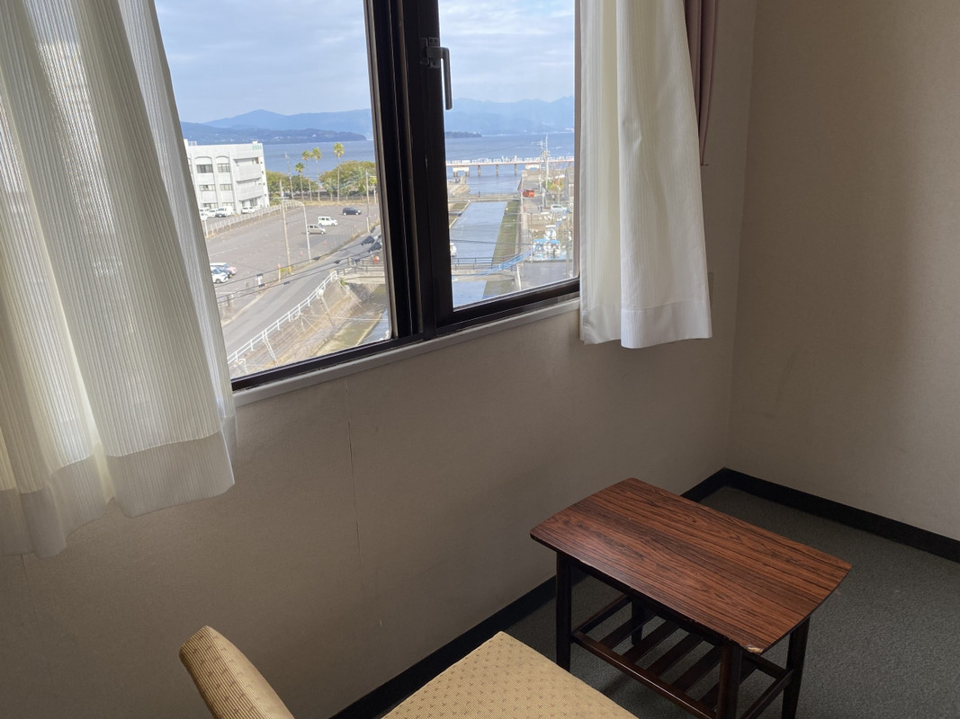 テーブルと外の景色