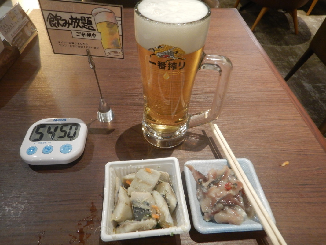 アルコール類1時間飲み放題。手前のつまみは自前。持ち込み可。