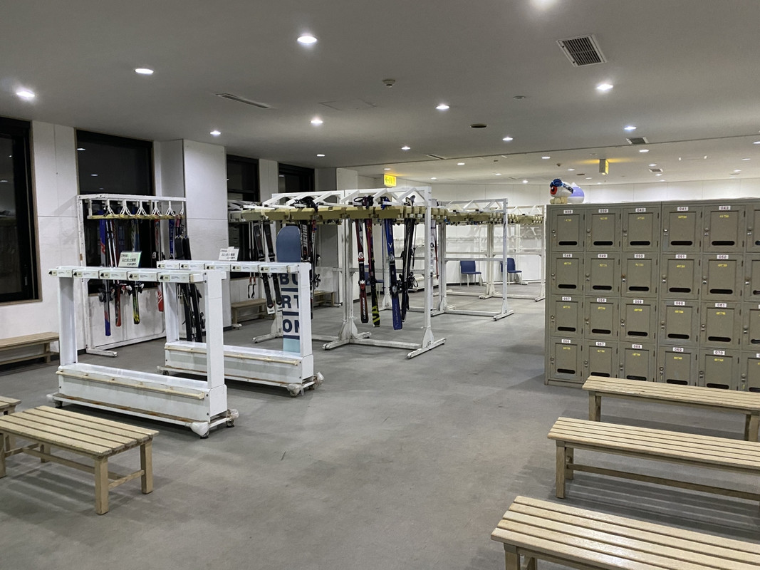 スキーロッカールーム