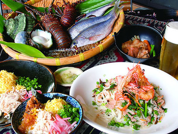 空と海を眺めながらご当地グルメに舌鼓♩3710943