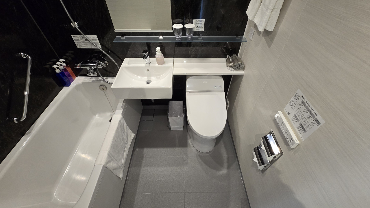 ユニットバスですがトイレの上にも棚があって便利です