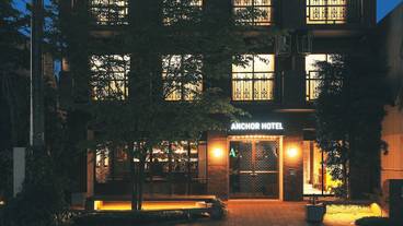 施設の正面 (日没後) / 2